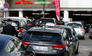 Des automobilistes patientent pour faire le plein devant une station-essence à Paris le 25 mai 2016