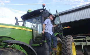 Un fermier américain descend de son tracteur John Deere, le 20 janvier 2017.