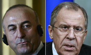 Montage de photos avec le ministre turc des Affaires étrangères Mevlut Cavusoglu (g), le 27 juillet 2015 à Lisbonne et son homologue russe, Sergueï Lavrov, le 27 novembre 2015 à Moscou