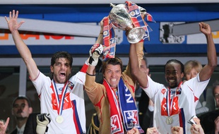 Juninho, Grégory Coupet et Sidney Govou incarnent le Grand Lyon des années 2000, à l'image de la Coupe de France 2008 remportée... face au PSG.