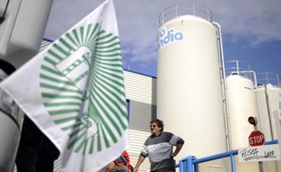 Après Doux, nouveau coup dur pour l'industrie agroalimentaire française: le groupe coopératif Sodiaal compte fermer trois de ses sites de conditionnement de lait Candia, supprimant 313 emplois.