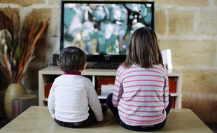 Des enfants regardent la télévision (illustration).