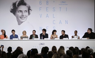 Rossy de Palma, Xavier Dolan, Sienna Miller, Ethan Coen, Joel Coen, Sophie Marceau, Jake Gyllenhaal, Rokia Traore et Guillermo Del Toro (de gauche à droite), jury du Festival de Cannes 2015 pendant sa conférence de presse du 13 mai 2015.