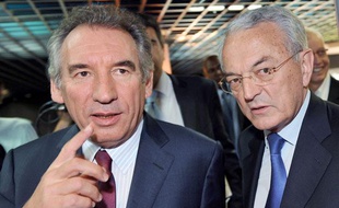 Le président du Modem François Bayrou (à gauche) avec le président de l'Alliance centriste Jean Arthuis (à droite), lors du congrès politique de l'Alliance centriste, le 2 juillet 2011 à Angers.