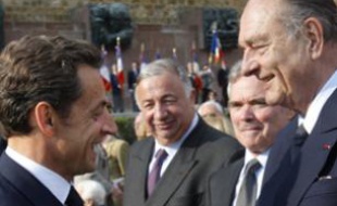 Nicolas Sarkozy serre la main de Jacques Chirac lors d'une cérémonie au Mont Valérien, à Suresnes, le 18 juin 2010.