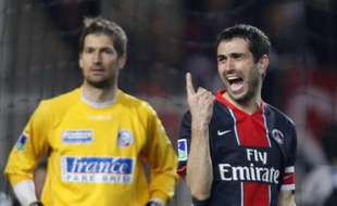 Paris St-Germain's captain Pauleta (R) of Portugal reacts next to Racing Strasbourg's goalkeeper Stephane Cassard (L) in their French soccer League one match at the Parc des Princes stadium in Paris April 2, 2008. REUTERS/Charles Platiau (FRANCE)