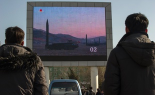 Lancement d'un missile nord-coréen diffusé en direct dans la rue.