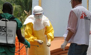 Désinfection d'un professionnel de santé de Médecins sans frontières à Guéckédou en Guinée, le 1er avril 2014