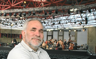 Marc Feldman dirige l'orchestre.