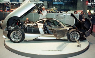 Des visiteurs scrutent la Pagani Zonda C12, prédécesseuse de la C9, le 2 mars 2010