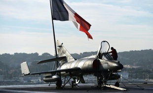 Avion et drapeau français sur le Charles-de-Gaulle, le 18 novembre 2015
