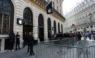 Des gens patientent devant l'Apple Store Opéra (IXème arrondissement) le 25 mars 2011, jour de la sortie de l'iPad 2 en France.