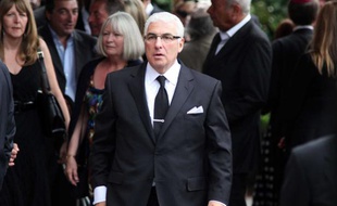 Mitch Winehouse, père de la chanteuse, arrivant au service lors de l'enterrement de sa fille à Londres, le 26 juillet 2011