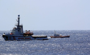 Le navire humanitaire de l'ONG espagnole Proactiva Open Arms a jeté l'ancre jeudi juste en face de l'île de Lampedusa (Italie) avec 147 migrants à bord, en plein débat gouvernemental sur la légitimité de leur présence dans les eaux italiennes.