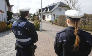 Des policiers devant une maison de Montabaur, en Allemagne, où habitait Andreas Lubitz, le copilote de l'A320 qui s'est crashé dans les Alpes-de-Haute-Provence, le 26 mars 2015.
