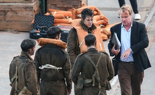 Le chanteur et acteur Harry Styles écoutant le réalisateur Christopher Nolan sur le tournage de Dunkerque