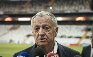 Jean-Michel Aulas, ici lors d'un point presse en bord de terrain, avant Besiktas-OL en avril 2017.