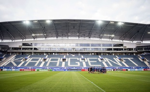 Les joueurs lyonnais sur la pelouse du Ghelamco Arena à Gand, pour l'entraînement de la veille de match.
