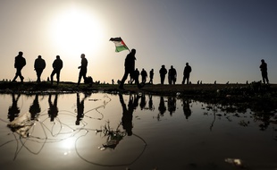 Des manifestants palestiniens affrontent des troupes israéliennes le 8 février 2019 à la frontière israélo-israélienne, à l'est de la ville de Gaza. Au moins deux Palestiniens ont été tués et des dizaines d'autres blessés vendredi par les tirs de soldats israéliens lors d'affrontements avec des centaines de manifestants palestiniens l'est de la bande de Gaza, près de la frontière avec Israël, ont déclaré des médecins.