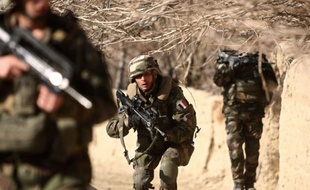 Deux attentats ont tué mardi neuf civils et blessé une vingtaine de personnes dont trois soldats de l'Otan près de Kaboul, confirmant l'activité croissante des talibans autour de la capitale afghane.