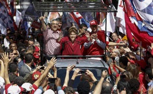 Dilma Rousseff acclamée par ses partisans lors d'un meeting électoral le 3 octobre 2014 à Sao Paulo