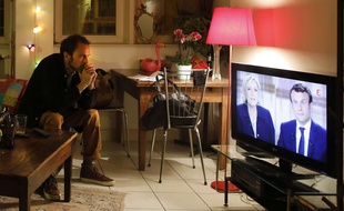 Le débat vu dans un appartement lyonnais.