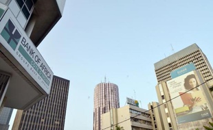 Bureau de la Banque of Africa et affiche publicitaire d'Ecobank sur un immeuble d'Abidjan, photographié le 6 avril 2015