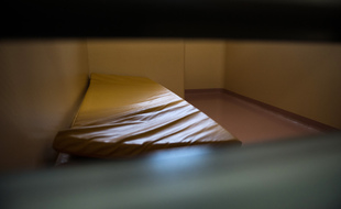 La contrôleure générale des lieux de privation de liberté (CGLPL) Dominique Simonnot a émis mardi six recommandations pour améliorer les conditions de garde à vue dans les locaux de la police. (Illustration)