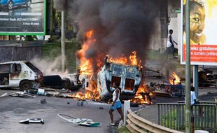 Les violences et les pillages dans la nuit du mardi 17 au mercredi 18 février, à Point-à-Pitre, Guadeloupe, ont provoqué la mort d'un syndicaliste de la CGTG.