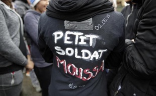 Un participant au rassemblement le 2 mai 2015 organisé à Trappes en hommage à Moussa, tué la veille dans une fusillade