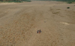 Le gouvernement indien a annoncé mercredi avoir débloqué près de 532 millions de dollars pour sept Etats affectés par la sécheresse ou les inondations, dont près la moitié de cette enveloppe destinée à l'ouest du pays qui souffre de la pire sécheresse depuis 1972.