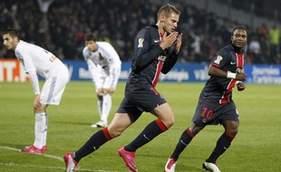 Les Parisiens Mathieu Bodmer et Stéphane Sessegnon le 27 octobre 2010 à Lyon.