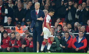 Alexis Sanchez et Arsène Wenger lors d'Arsenal-West Bromwich, le 25 septembre 2017.