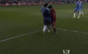 Luis Suarez dans ses oeuvres, le 21 avril 2013 à Liverpool.