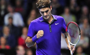 Roger Federer a pris de l'avance sur ses concurrents au Masters en se qualifiant le premier pour les demi-finales grâce à sa victoire sur David Ferrer, la quatorzième en autant de matches contre l'Espagnol, en deux sets 6-4, 7-6 (7/5), jeudi à Londres.