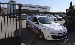 Une voiture de police sort du commissariat de la division Nord de la DDSP de Marseille