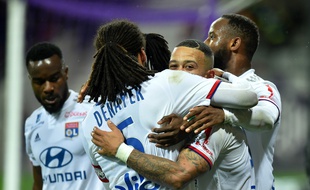 Memphis, auteur d'un doublé, est félicité par Jason Denayer lors du succès de Lyon à Toulouse, le 2 novembre 2019.