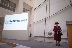 La reine Elizabeth II lors d'une visite au siège du MI5, à Londres le 25 février 2020.