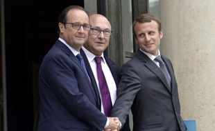 Francois Hollande, Michel Sapin et Emmanuel Macron à l'issue du Conseil des ministres le 27 août 2014 à l'Elysée à Paris