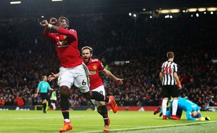 Paul Pogba et sa célébration menottes, samedi, face à Newcastle.