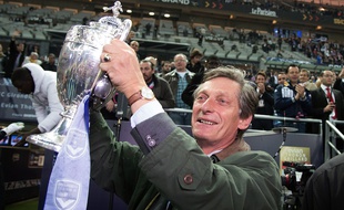 Nicolas de Tavernost soulève la coupe de France remportée par les Girondins en 2013.