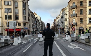 Un gendarme mobile en pleine garde, statique, sur le pont du Faubourg de Pierre à Strasbourg.