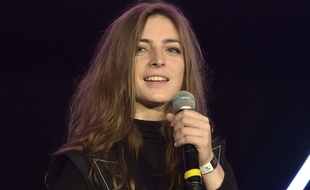 La chanteuse Fishbach recoit le Prix album revelation de l'annee a la Cigale a l'ooccasion de la remise du Prix des Indes 2017