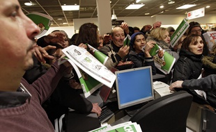 De nombreux clients étaient au Furet du Nord dès l'ouverture pour acheter "Charlie Hebdo".