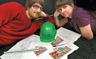 Julien Pilette, fondateur d'une société de recyclage, et sa femme Chloé, jouent les bâtisseurs.