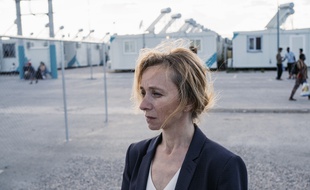 Sylvie Testud joue Hélène, la directrice d’un camp de réfugiés en Grèce, dans la série «Eden».