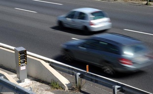 Installés en descente, cachés, situés après le danger ou à un endroit où la vitesse est momentanément abaissée : l'association 40 millions d'automobilistes a recensé les radars fixes "pièges" et publie lundi les résultats d'un audit.