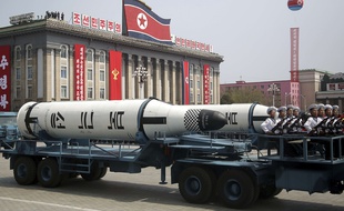 Un missile Pukkuksong lors du défilé militaire des 105 ans de la naissance de Kim Il-sung, à Pyongyang le 15 avril 2017.