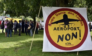 Des manifestants protestent contre la construction de l'aéroport de Notre-Dame-des-Landes, près du tribunal administratif de Nantes le 18 juin 2015