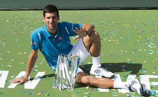 Novak Djokovic fête sa victoire à Indian Wells, le 20 mars 2016.